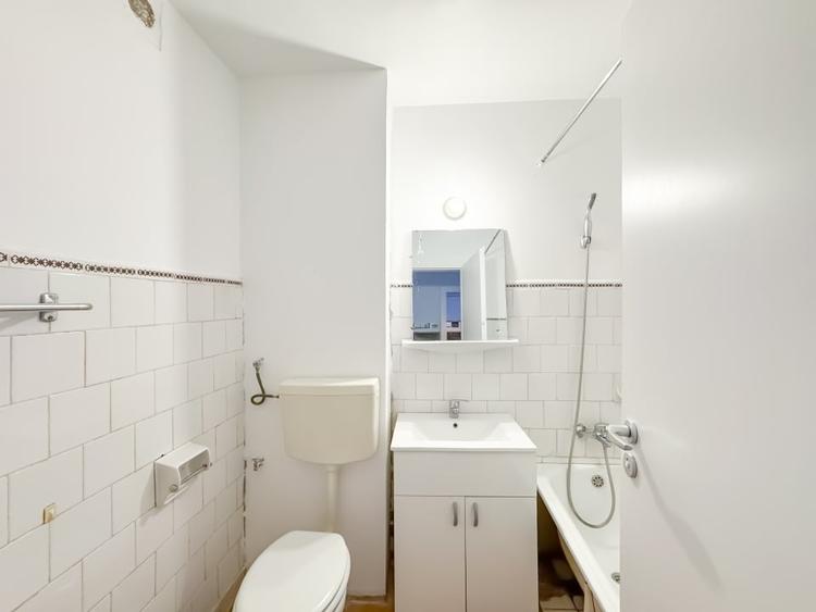 Apartament cu 3 camere semidecomandat în Olteniței