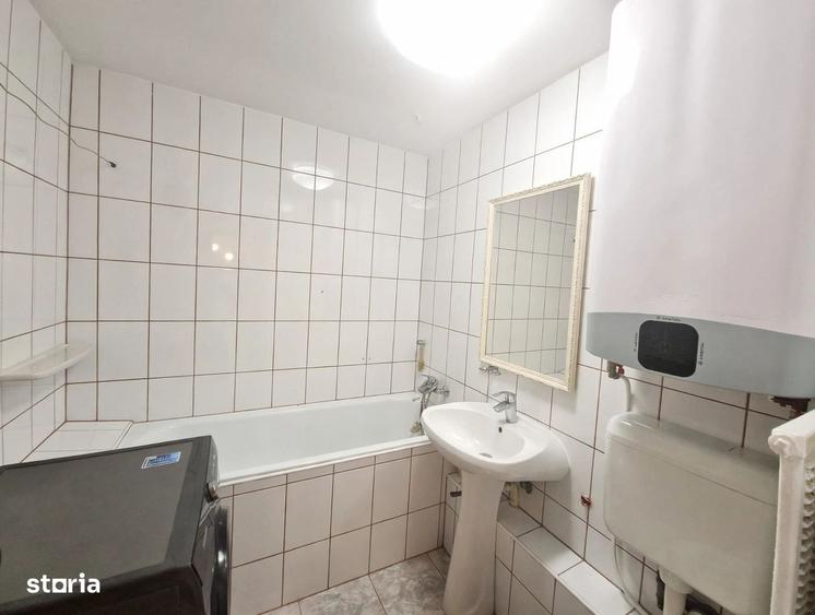 Apartament cu 3 camere semidecomandat în Teiul Doamnei