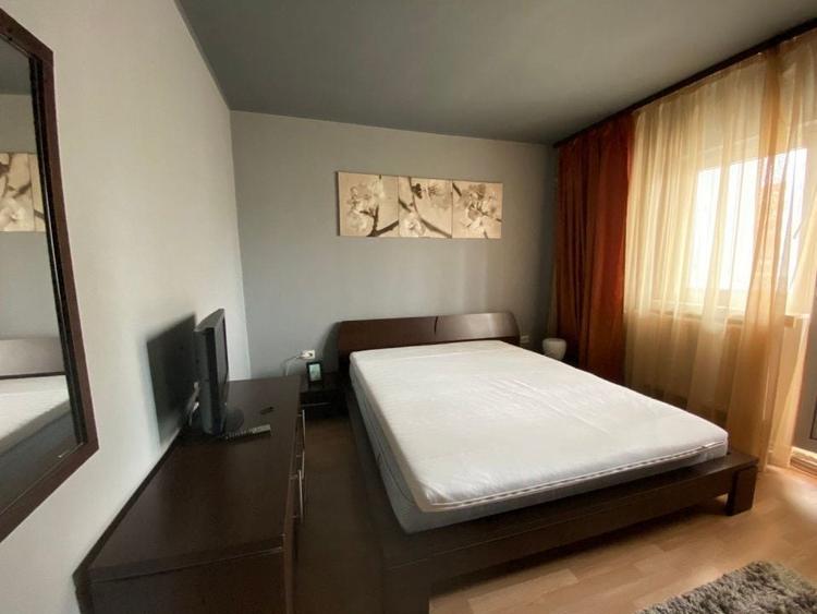 Apartament cu 3 camere decomandat, mobilat în Decebal