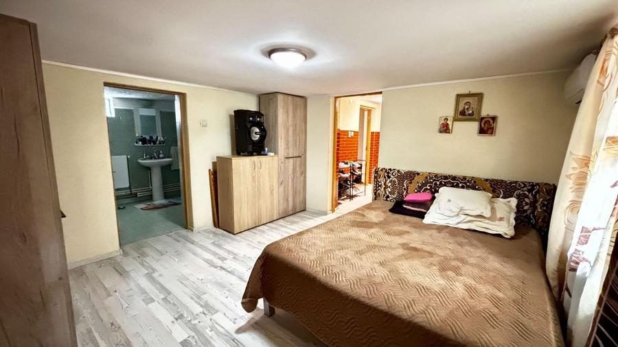 Casă individuală cu 9 camere cu Canalizare în Brătășanca