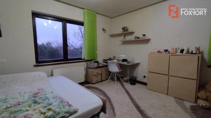 Casă cu 6 camere cu Teren 696 Mp în Ronaț