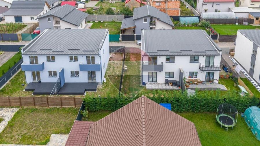 Duplex cu 4 camere cu Teren 163.5 Mp în Tărlungeni