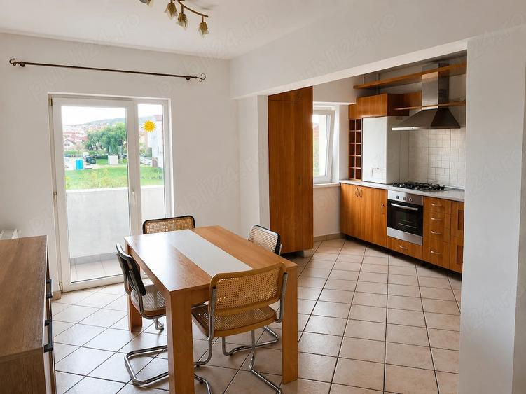 Apartament cu 3 camere decomandat în Exterior Vest