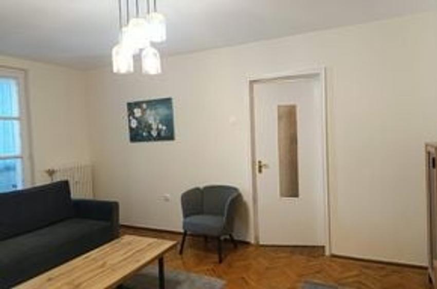 Apartament cu 2 camere semidecomandat în P-ța Victoriei