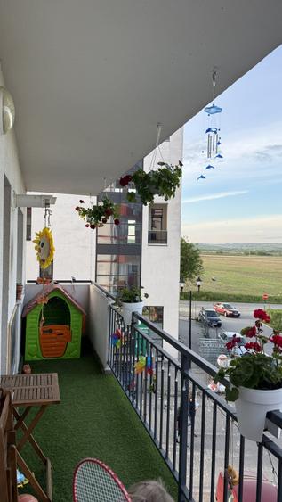 Apartament cu 3 camere semidecomandat, mobilat în Periferie