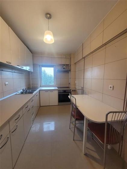 Apartament cu 3 camere decomandat, mobilat în Faleza Nord