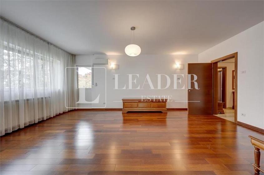 Apartament cu 4 camere semidecomandat, mobilat în Dacia