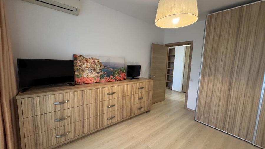 Apartament cu 3 camere semidecomandat, mobilat în Iancu Nicolae