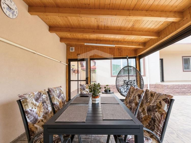 Casă individuală cu 10 camere cu Canalizare în Lumina