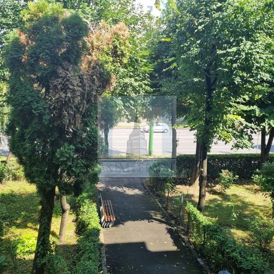 Apartament cu 3 camere semidecomandat în Vlahuță