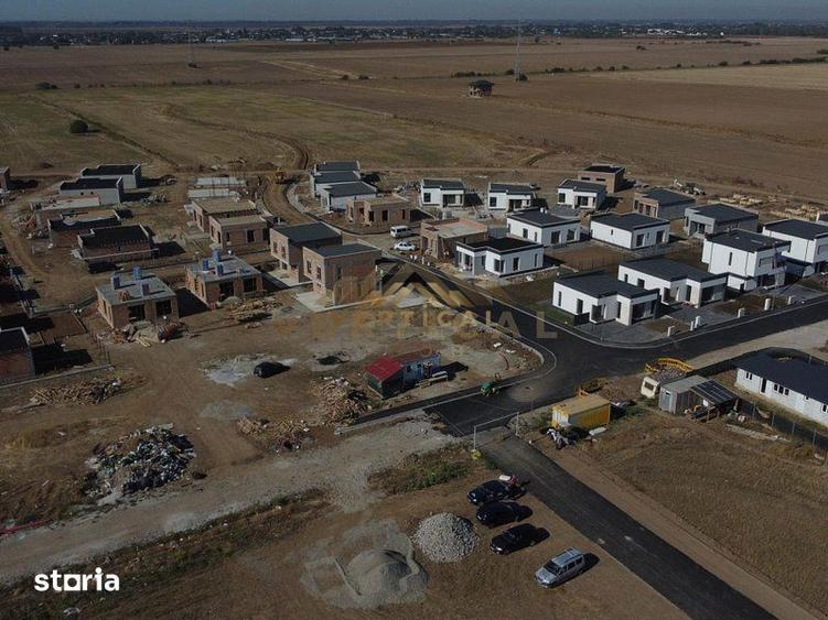 Casă cu 4 camere cu Teren 452 Mp în Vărăști