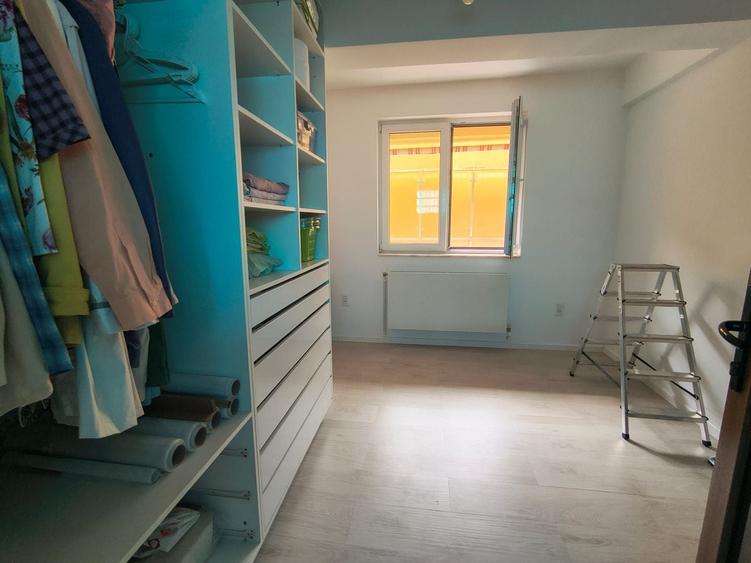 Apartament cu 3 camere decomandat în Delfinariu