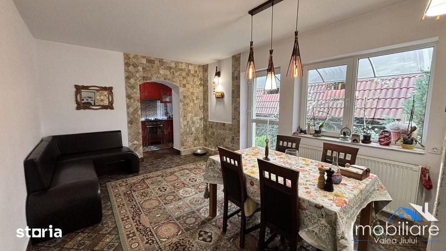 Casă cu 7 camere cu Teren 700 Mp în Petros