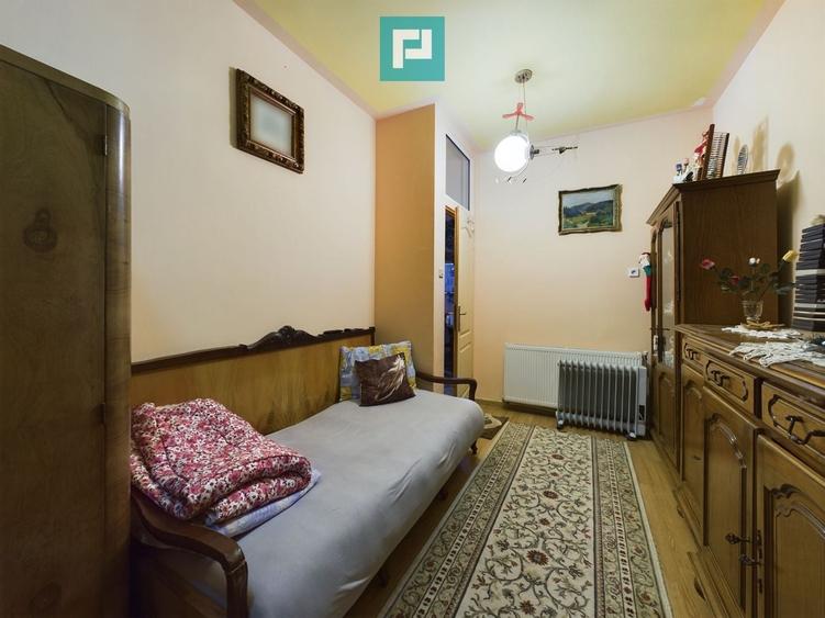 Casă individuală cu 8 camere cu Canalizare în Pârneava