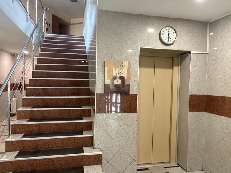 Apartament cu 3 camere decomandat în P-ța Victoriei