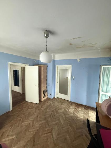 Apartament cu 3 camere semidecomandat în P-ța Victoriei