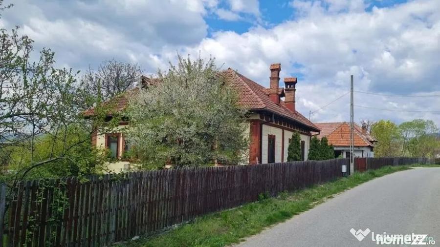 Casă cu 7 camere cu Teren 20855 Mp în Central