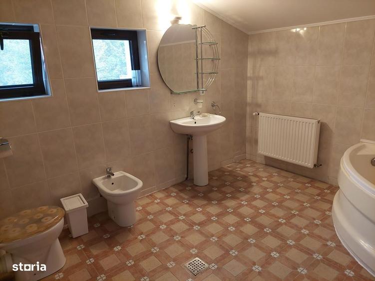 Casă cu 4 camere cu Teren 500 Mp în Central