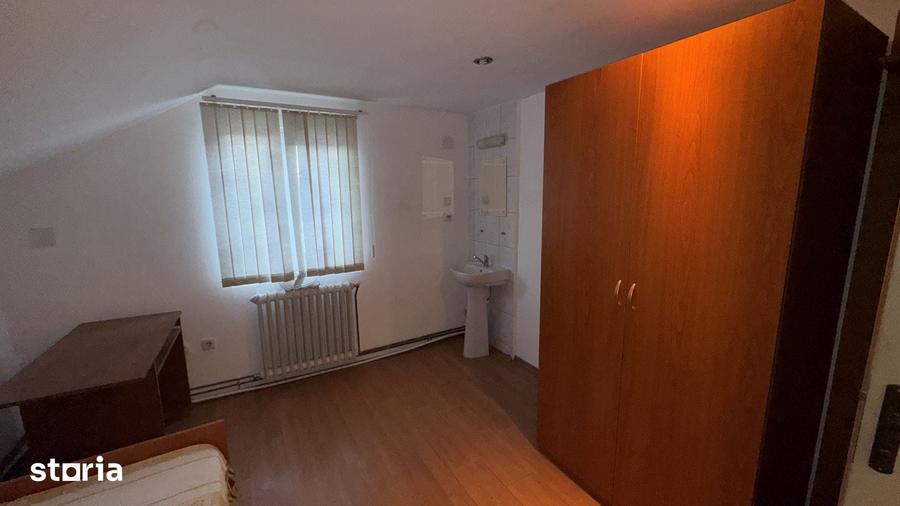 Casă cu 6 camere decomandat cu Teren 196 Mp în Sărărie