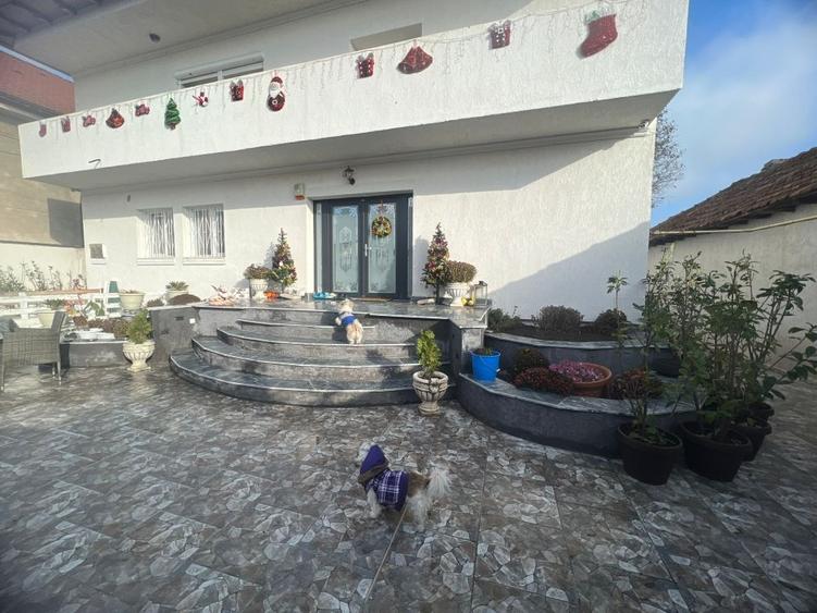 Casă individuală cu 5 camere cu Canalizare în Km 5
