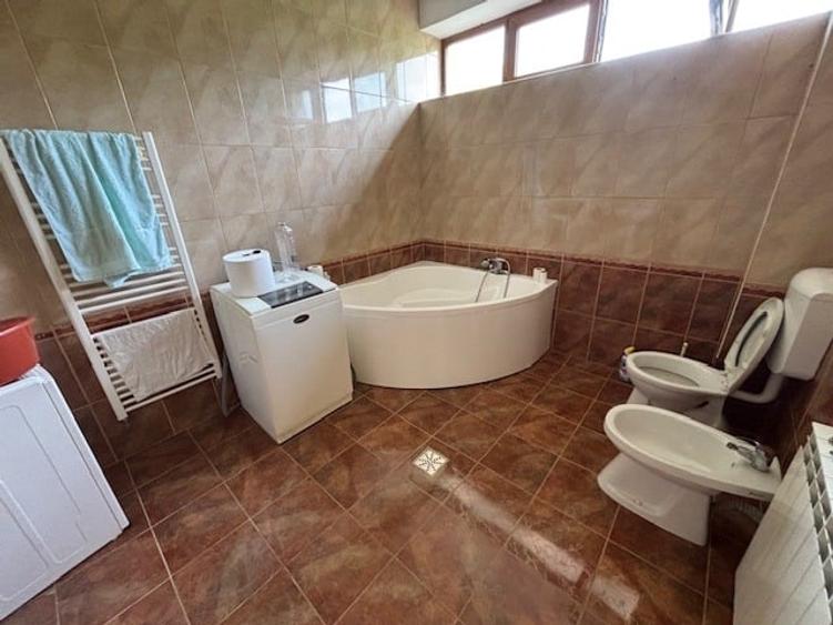 Casă individuală cu 5 camere cu Canalizare în Central