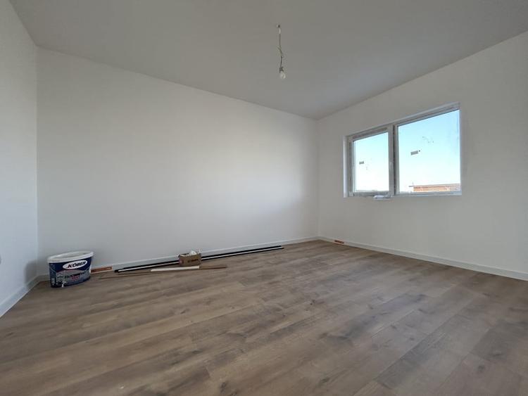 Duplex cu 4 camere cu Canalizare în Central