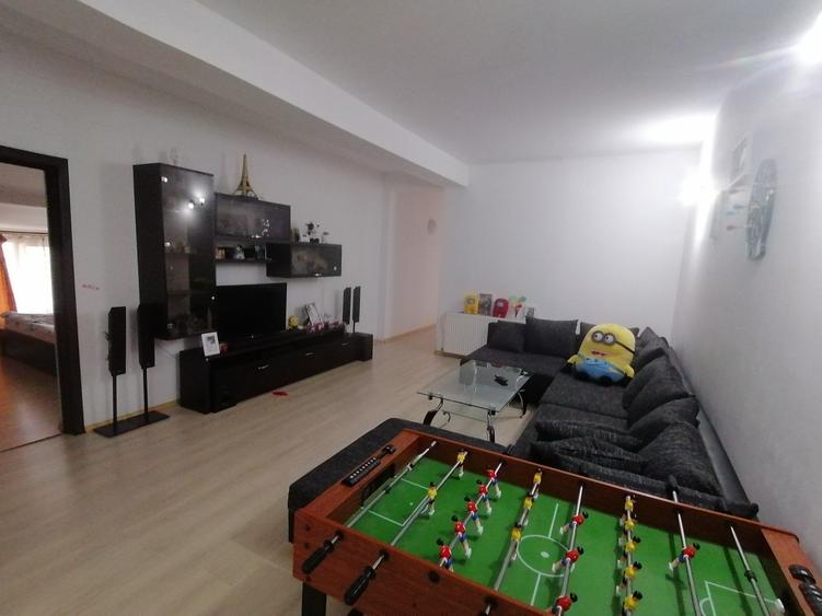 Apartament cu 4 camere decomandat, mobilat în Est