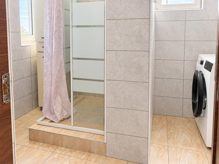 Apartament cu 3 camere semidecomandat, mobilat în Florești