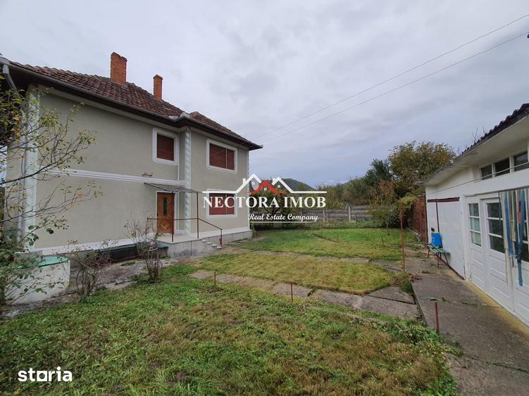 Casă cu 7 camere cu Teren 2300 Mp în Orașul Nou