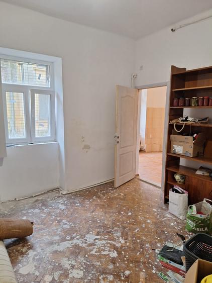Apartament cu 4 camere decomandat în Calea Victoriei