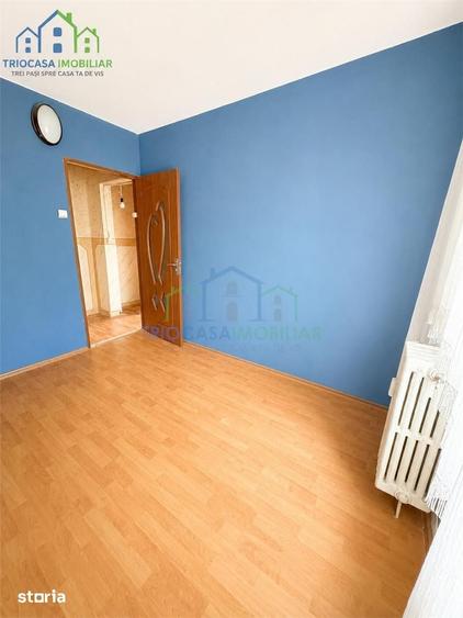 Apartament cu 3 camere semidecomandat în Rovine