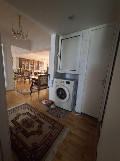 Apartament cu 4 camere decomandat în Central