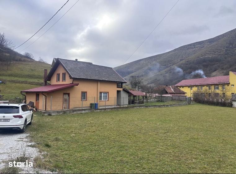 Casă cu 4 camere cu Teren 970 Mp în Sântandrei