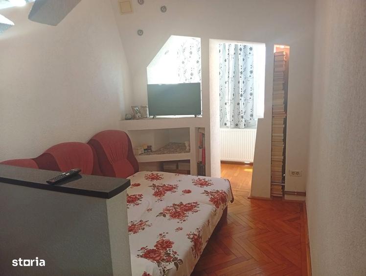 Apartament cu 3 camere semidecomandat în Grădiște
