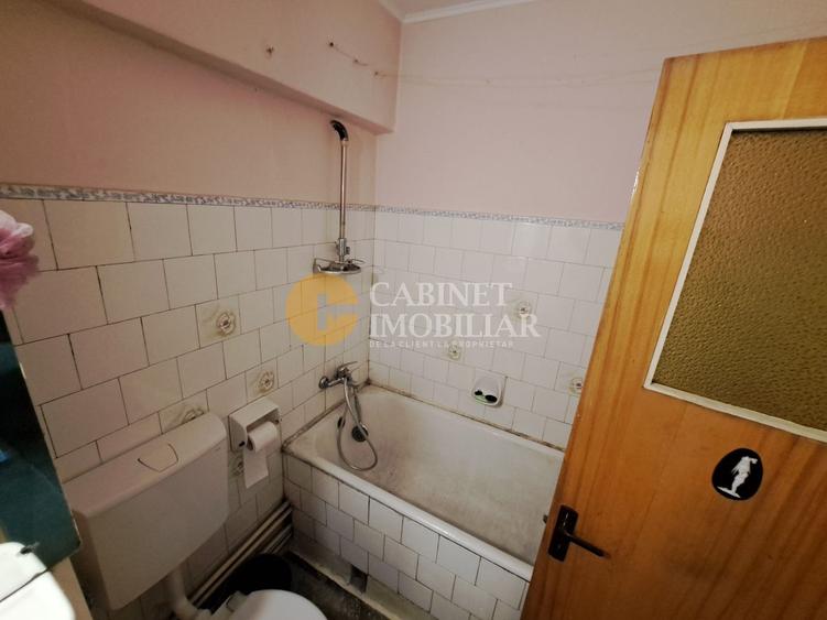 Apartament cu 4 camere semidecomandat, mobilat în Bd. Independenței