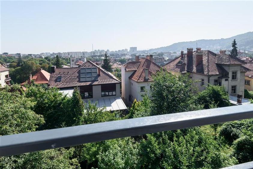 Casă individuală cu 8 camere cu Canalizare în Central