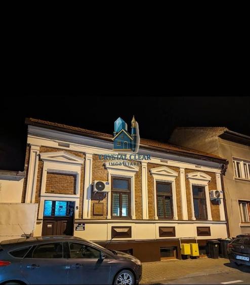 Casă individuală cu 13 camere cu Canalizare în Central