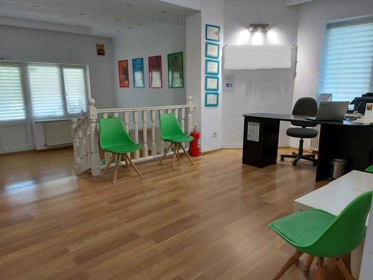 Casă individuală cu 12 camere cu Canalizare în Nord