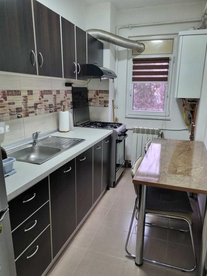Apartament cu 3 camere semidecomandat în Craiovița Nouă