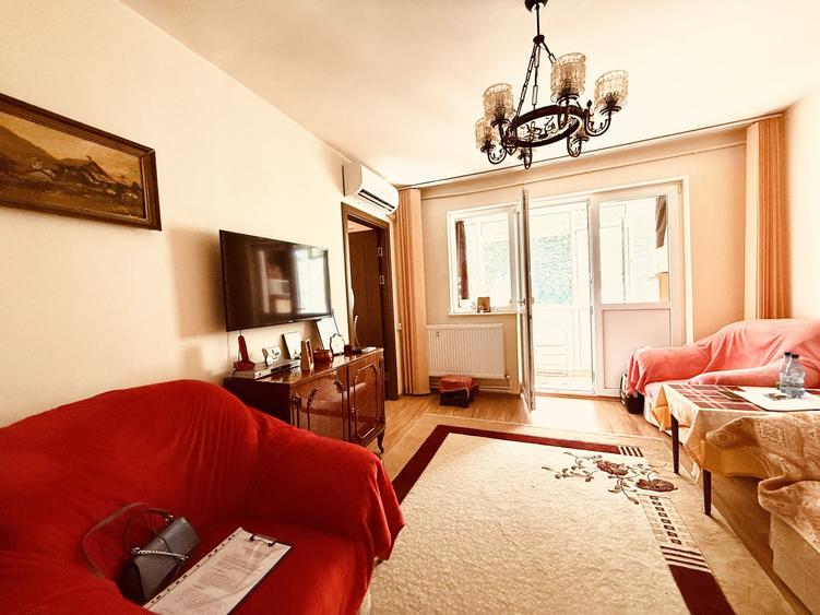 Apartament cu 3 camere semidecomandat în