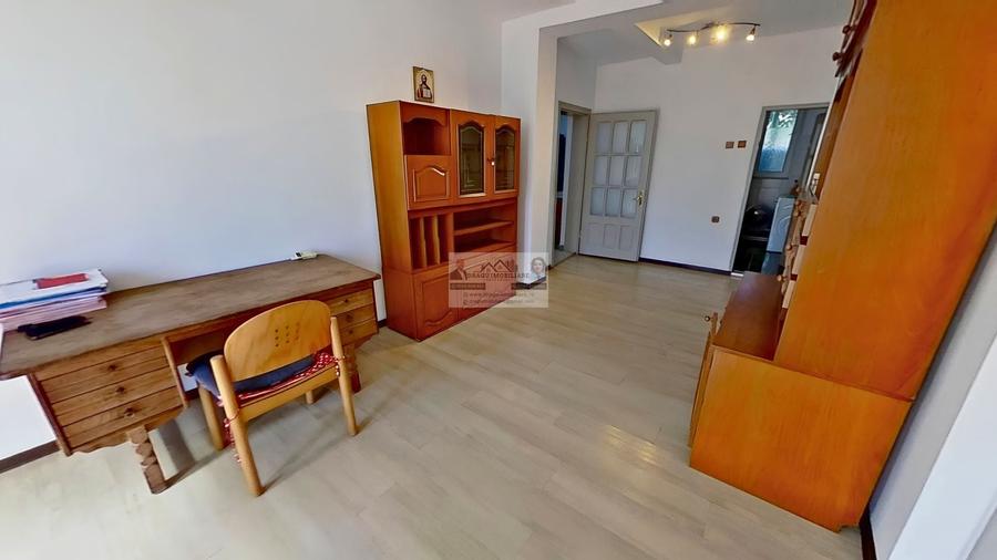 Casă individuală cu 3 camere cu Canalizare în Est