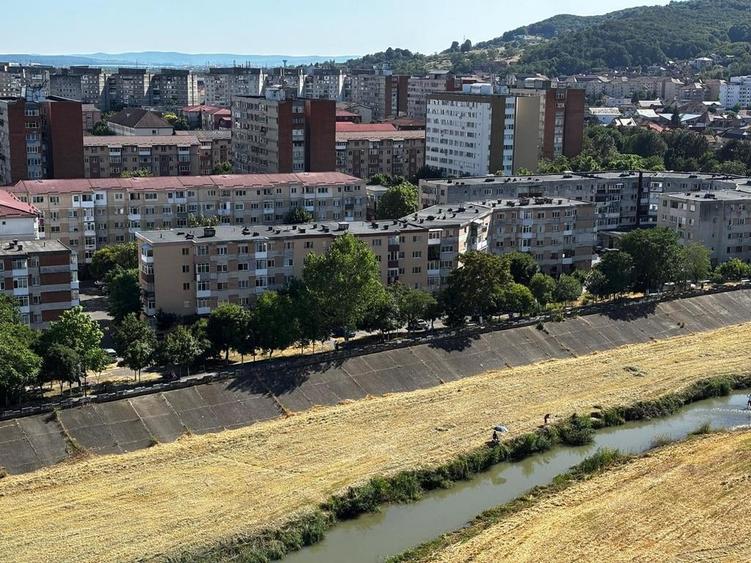 Apartament cu 3 camere decomandat, mobilat în Central