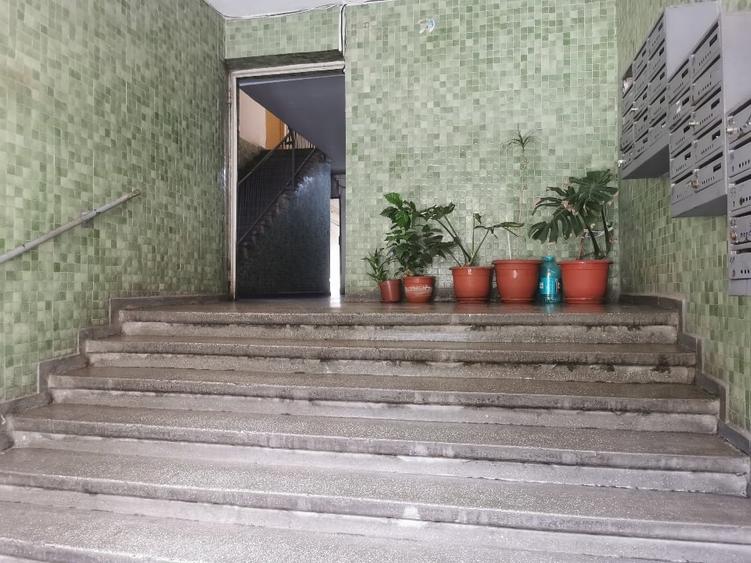 Apartament cu 3 camere decomandat în Tei