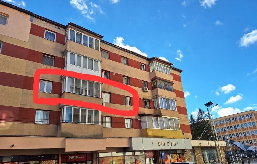 Apartament cu 3 camere semidecomandat în Cetate