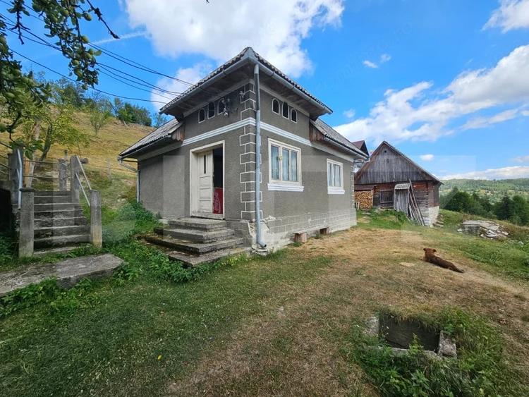 Casă cu 7 camere cu Teren 1855 Mp în Tomuțești