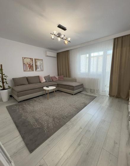 Apartament cu 3 camere decomandat, mobilat în Central