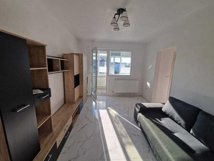 Apartament cu 3 camere semidecomandat în Mioriței
