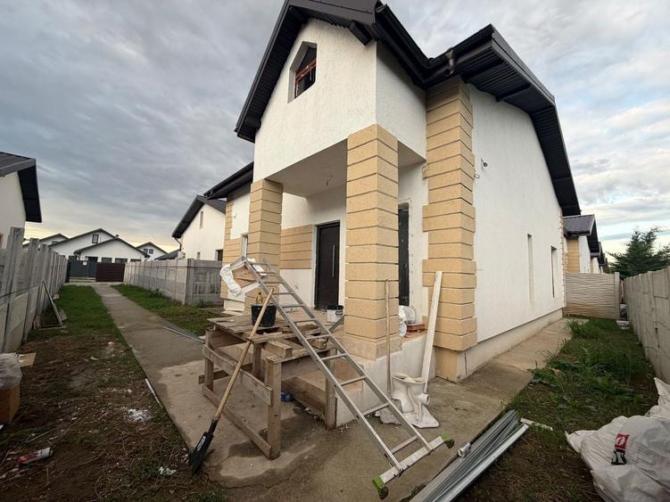Casă individuală cu 3 camere cu Canalizare în Central