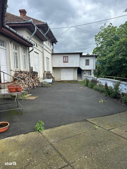 Casă cu 4 camere cu Teren 1800 Mp în Central