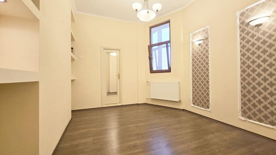 Apartament cu 3 camere semidecomandat în P-ța Unirii